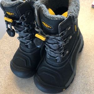 KEEN basin snow boots
